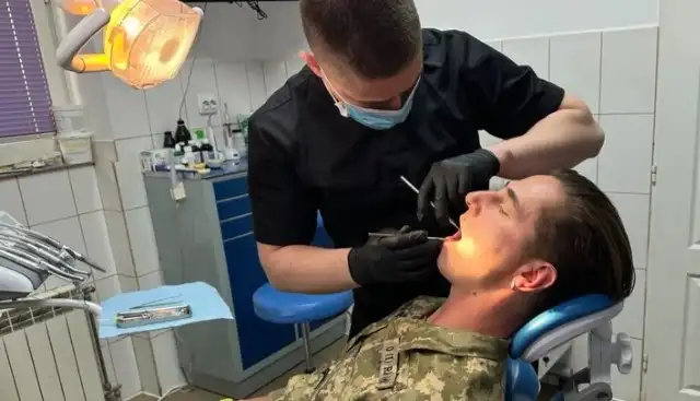 ВІЙСЬКОВІ ТА ВЕТЕРАНИ МОЖУТЬ БЕЗКОШТОВНО ЛІКУВАТИ ЗУБИ В СТОМАТОЛОГІЇ КМП “РОКИТНЯНСЬКА БЛ”